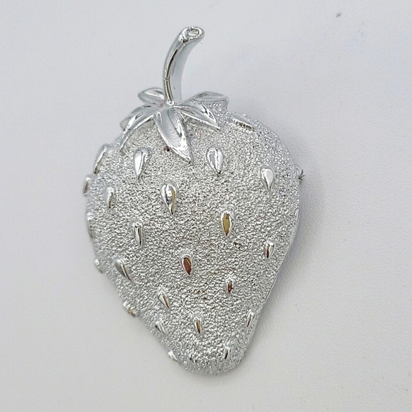 Sarah Coventry Signed Vintage Brooch Silver Strawberry - Picture 3 of 4